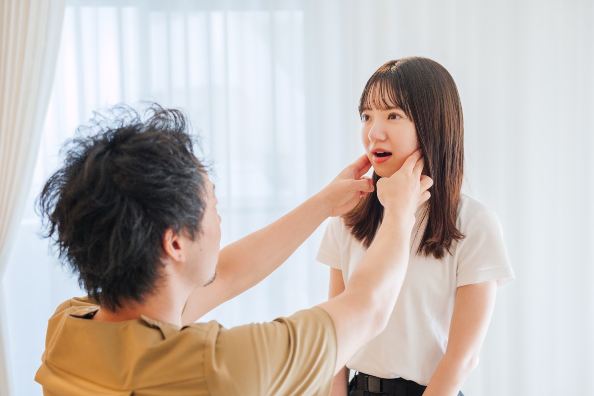 あごまわりを確かめるセラピスト