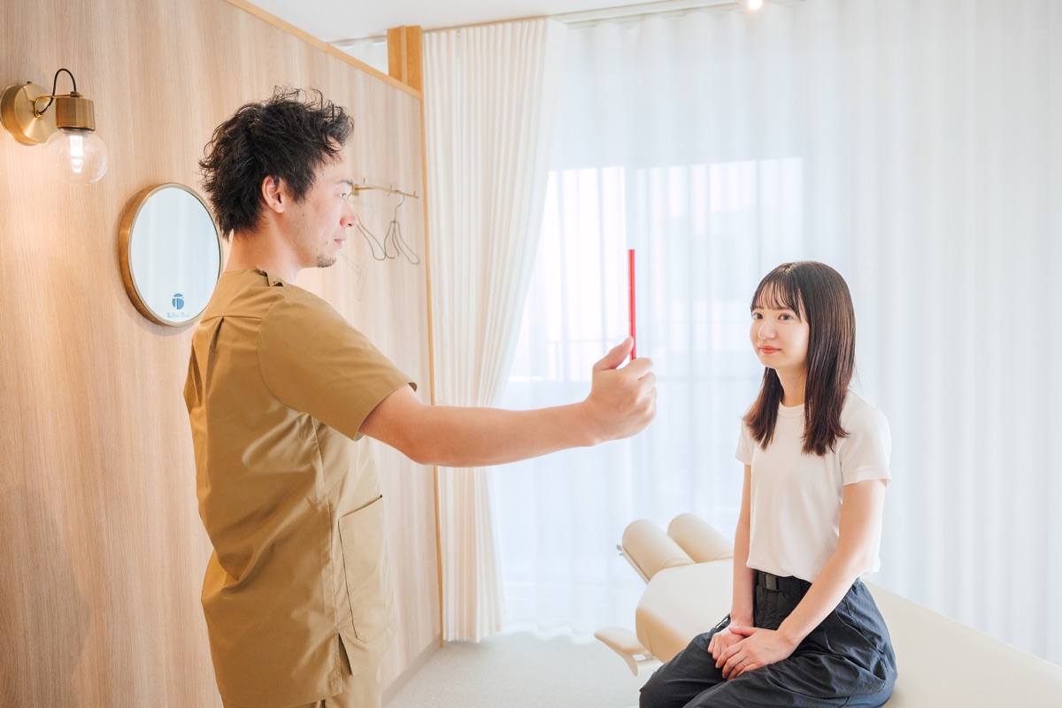 視標を目で追う検査